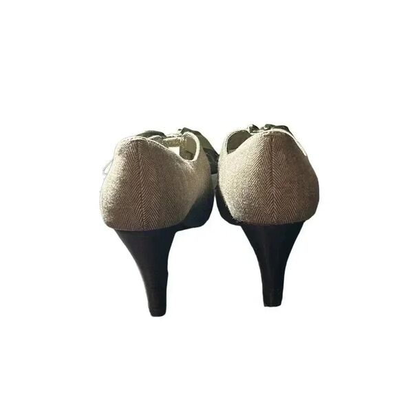 Super Unique, cute and flirty. Size 7 / Heel Height 4 inches - Picture 5 of 5